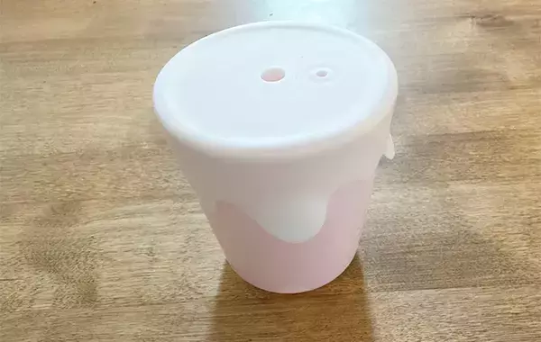 『110円のフタ』をつけてコップを倒してみると？　「本当にこぼれないか気になる」