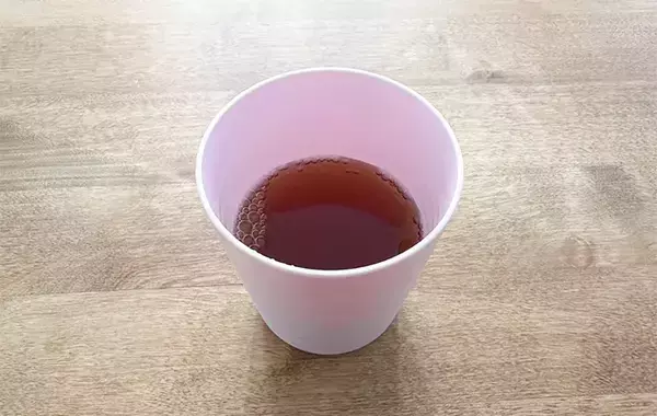 『110円のフタ』をつけてコップを倒してみると？　「本当にこぼれないか気になる」