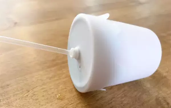『110円のフタ』をつけてコップを倒してみると？　「本当にこぼれないか気になる」