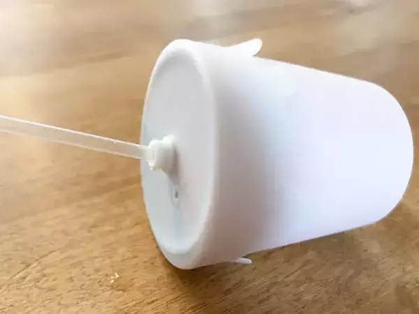 『110円のフタ』をつけてコップを倒してみると？　「本当にこぼれないか気になる」