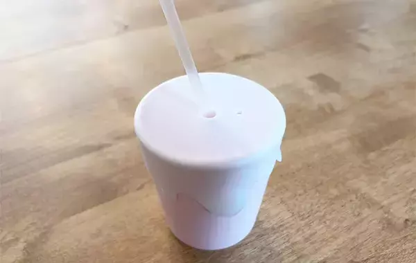 『110円のフタ』をつけてコップを倒してみると？　「本当にこぼれないか気になる」