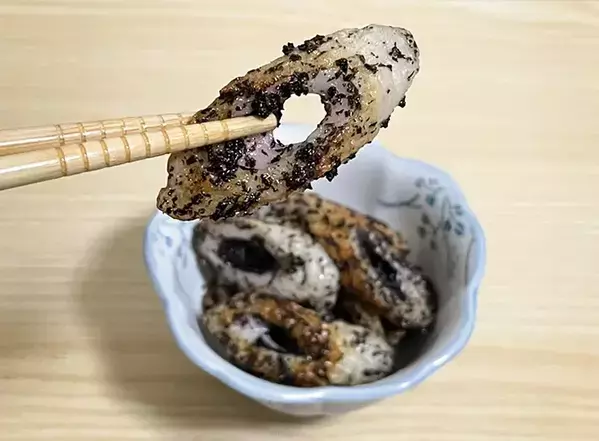 ちくわに『大さじ1杯』混ぜてみて！　炒めたら「おにぎりにピッタリ」【5分レシピ】