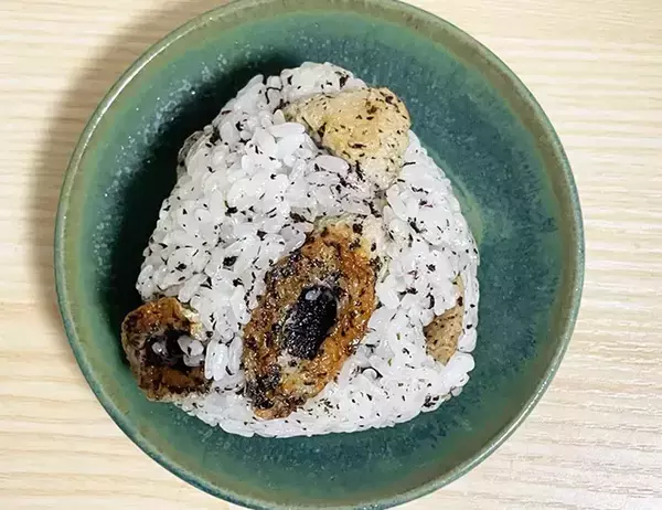 ちくわに『大さじ1杯』混ぜてみて！　炒めたら「おにぎりにピッタリ」【5分レシピ】