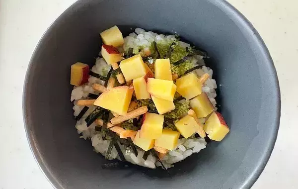 サツマイモをさいの目切りにして…お湯150mLで1分でできる『甘煮茶づけ』