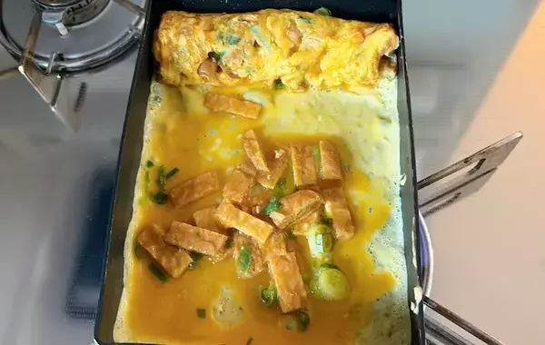 巻く前に『刻んで2枚』入れてみて！　玉子焼きの仕上がりに「想像以上」「子供が大喜び」