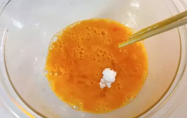 巻く前に『刻んで2枚』入れてみて！　玉子焼きの仕上がりに「想像以上」「子供が大喜び」