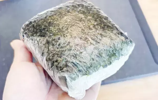 海苔だけではありません！　『進化系おにぎらず』を巻いた食材が？【簡単レシピ】