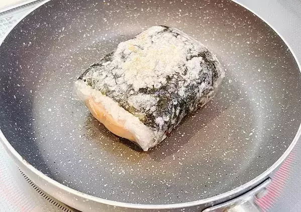 海苔だけではありません！　『進化系おにぎらず』を巻いた食材が？【簡単レシピ】