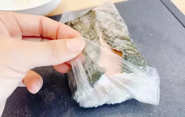 海苔だけではありません！　『進化系おにぎらず』を巻いた食材が？【簡単レシピ】