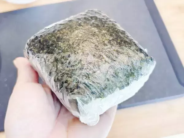 海苔だけではありません！　『進化系おにぎらず』を巻いた食材が？【簡単レシピ】