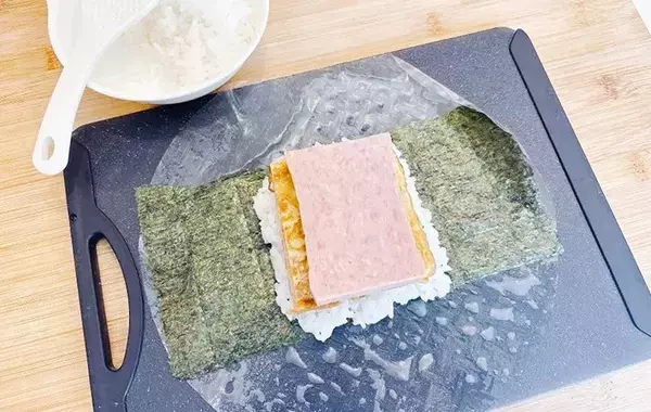 海苔だけではありません！　『進化系おにぎらず』を巻いた食材が？【簡単レシピ】