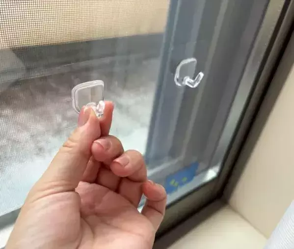 窓の内側に『フック』を2個貼って… 　100均収納の裏ワザで「雨の日が快適！」
