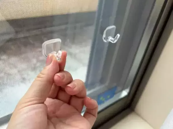 窓の内側に『フック』を2個貼って… 　100均収納の裏ワザで「雨の日が快適！」