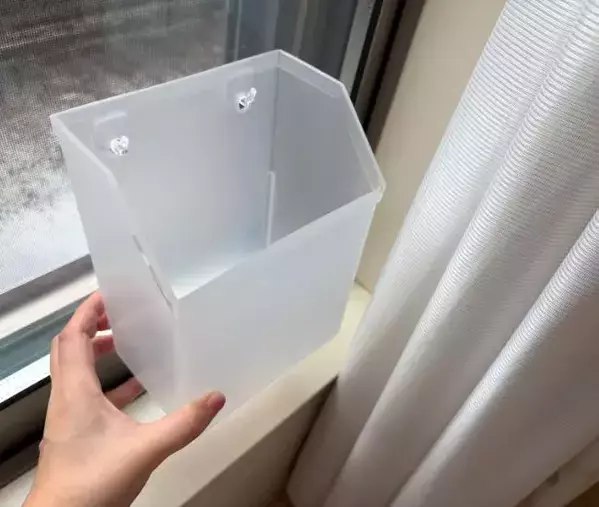 窓の内側に『フック』を2個貼って… 　100均収納の裏ワザで「雨の日が快適！」