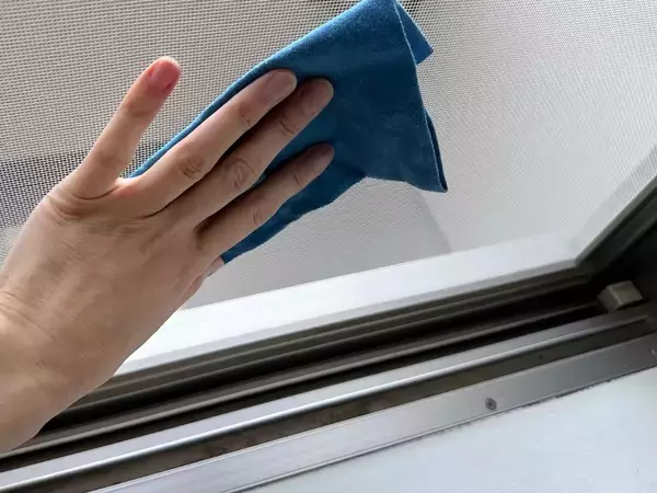 『網戸の裏側』をサッと拭くだけ！　企業が提案する簡単掃除テク【掃除4選】