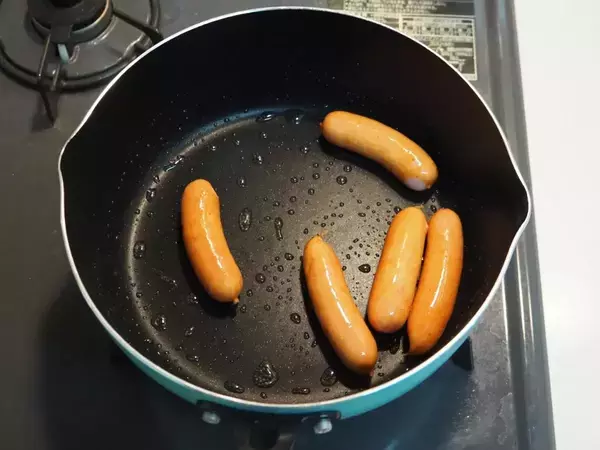 「ごはんが進む！」　ウインナーを焼く前の一手間が「目からウロコ」【隠し味4選】