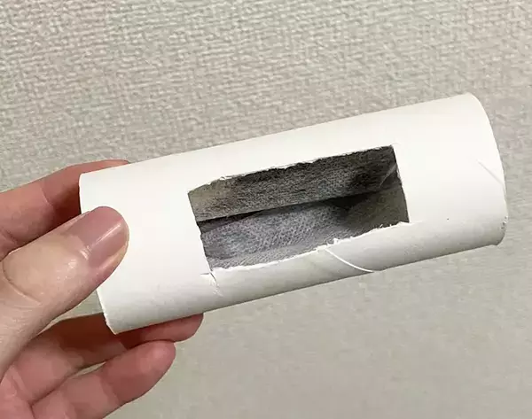トイレットペーパーの芯に『お茶パック』を仕込んで　気になる靴の消臭アイディア