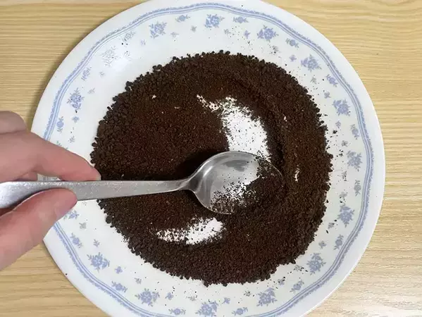 トイレットペーパーの芯に『お茶パック』を仕込んで　気になる靴の消臭アイディア