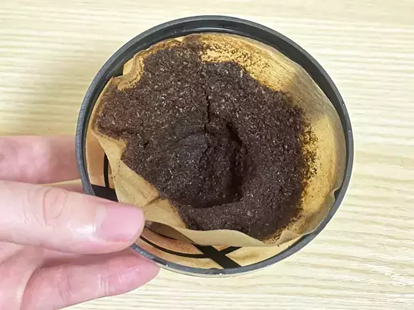 トイレットペーパーの芯に『お茶パック』を仕込んで　気になる靴の消臭アイディア