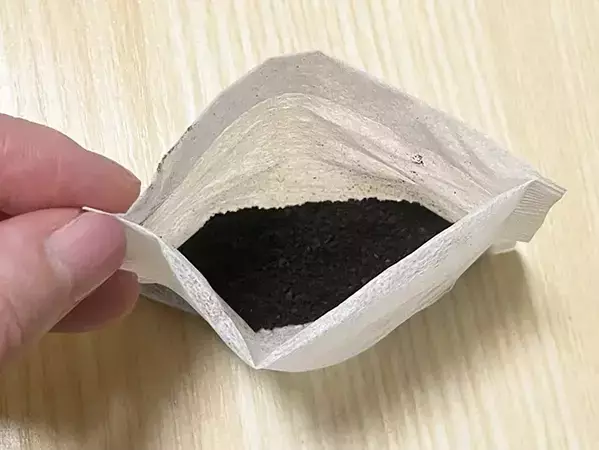 トイレットペーパーの芯に『お茶パック』を仕込んで　気になる靴の消臭アイディア