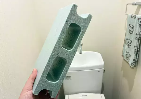 狭いトイレが見違えた！　100均の『発泡ブロック』で棚を作るアイディアに「3分でできた」