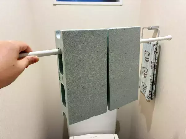 狭いトイレが見違えた！　100均の『発泡ブロック』で棚を作るアイディアに「3分でできた」