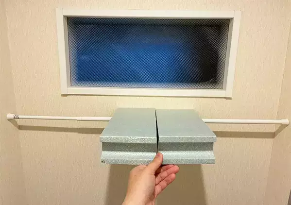 狭いトイレが見違えた！　100均の『発泡ブロック』で棚を作るアイディアに「3分でできた」