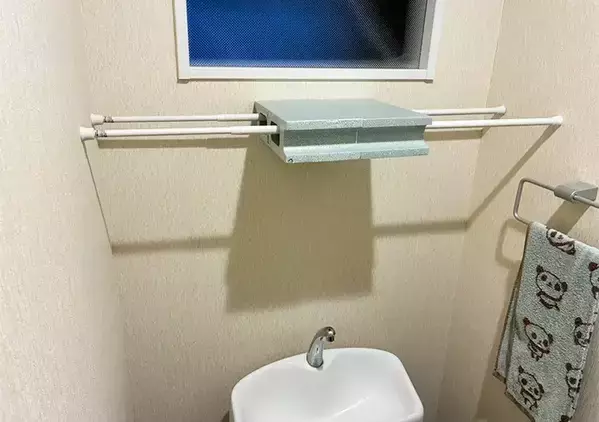 狭いトイレが見違えた！　100均の『発泡ブロック』で棚を作るアイディアに「3分でできた」