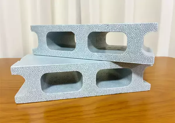 狭いトイレが見違えた！　100均の『発泡ブロック』で棚を作るアイディアに「3分でできた」