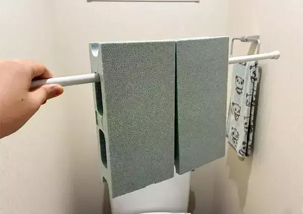 狭いトイレが見違えた！　100均の『発泡ブロック』で棚を作るアイディアに「3分でできた」