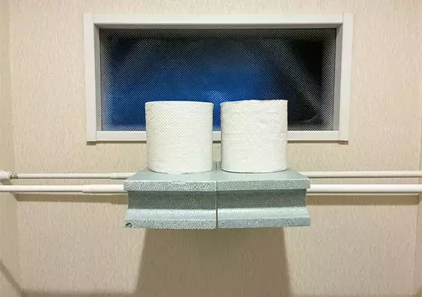 狭いトイレが見違えた！　100均の『発泡ブロック』で棚を作るアイディアに「3分でできた」
