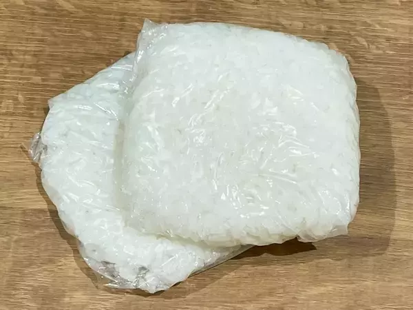ご飯をラップで包む前に一工夫　冷凍後のレンチン時間が短くなるアイディア