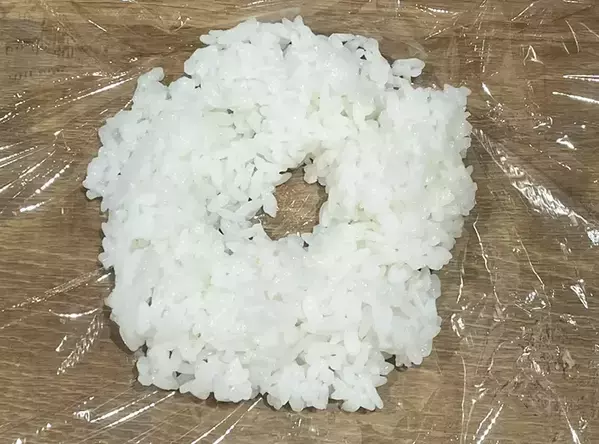 ご飯をラップで包む前に一工夫　冷凍後のレンチン時間が短くなるアイディア