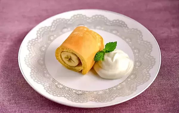 ホットケーキに『1本』のせるだけ！　くるくる巻いたら「シロップなくても甘い」【管理栄養士のレシピ】