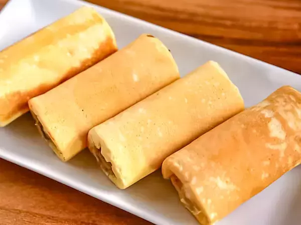 ホットケーキに『1本』のせるだけ！　くるくる巻いたら「シロップなくても甘い」【管理栄養士のレシピ】
