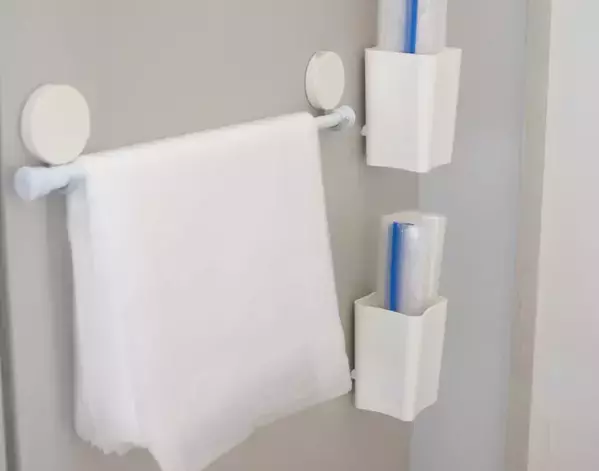 引き出しを開ける工程をゼロに！　冷蔵庫横に『つっぱり棒』を通した活用法【活用4選】