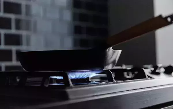 深型と浅型フライパン、炒め物に向くのはどっち？　メーカーに聞いた
