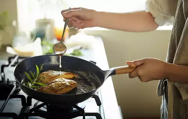 深型と浅型フライパン、炒め物に向くのはどっち？　メーカーに聞いた