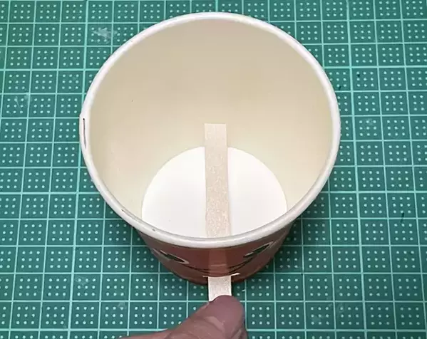 『紙コップ』2個で机の上がスッキリ！　10分でできるゴミ箱に「パカッと開く」