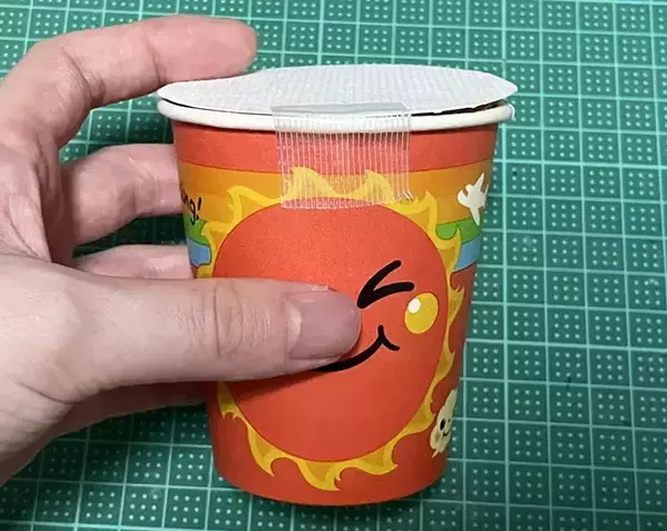 『紙コップ』2個で机の上がスッキリ！　10分でできるゴミ箱に「パカッと開く」