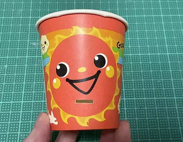 『紙コップ』2個で机の上がスッキリ！　10分でできるゴミ箱に「パカッと開く」