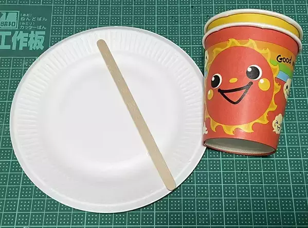 『紙コップ』2個で机の上がスッキリ！　10分でできるゴミ箱に「パカッと開く」