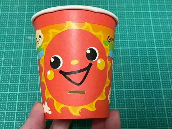 『紙コップ』2個で机の上がスッキリ！　10分でできるゴミ箱に「パカッと開く」
