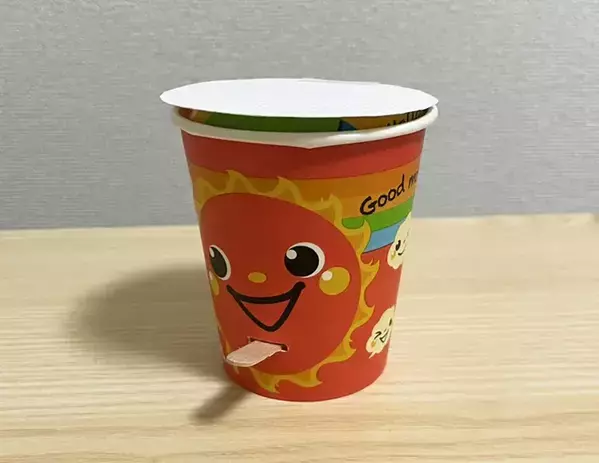 『紙コップ』2個で机の上がスッキリ！　10分でできるゴミ箱に「パカッと開く」