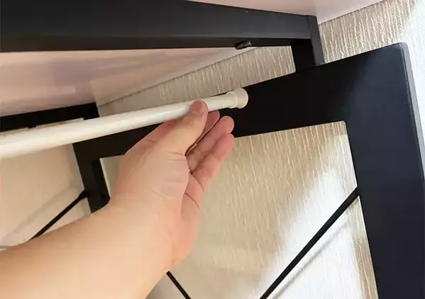 『つっぱり棒』をテーブル裏に設置してみたら…　生活感がすっきり消えて利便性も抜群に！