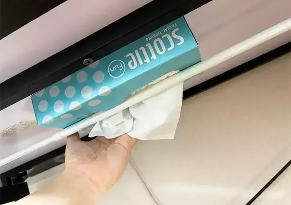 『つっぱり棒』をテーブル裏に設置してみたら…　生活感がすっきり消えて利便性も抜群に！