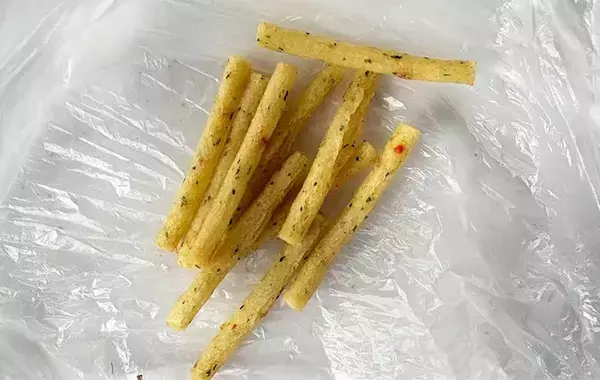 玉子焼きに『10本』砕いて入れてみて！　思春期息子にウケた「ひらめきアレンジ」