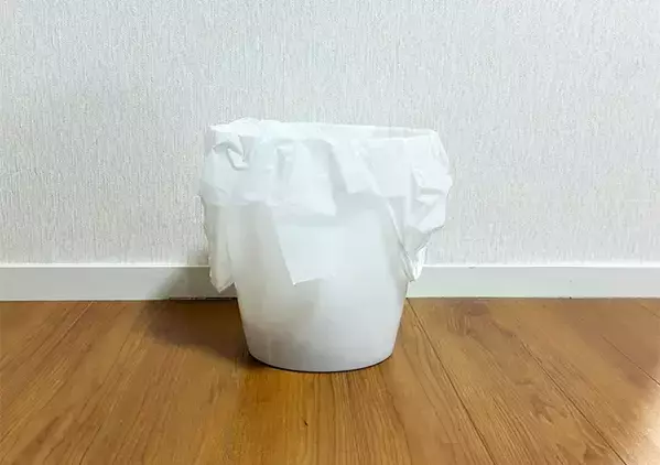 『部屋の印象がガラリと変わった』　使い古したクリアファイルを「ゴミ箱」に使うリメイクに感動！