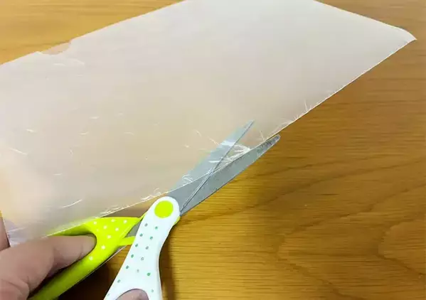 『部屋の印象がガラリと変わった』　使い古したクリアファイルを「ゴミ箱」に使うリメイクに感動！