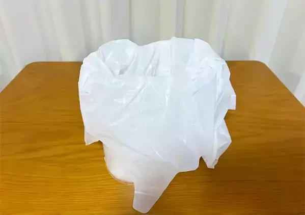 『部屋の印象がガラリと変わった』　使い古したクリアファイルを「ゴミ箱」に使うリメイクに感動！